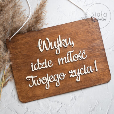 Drewniana tabliczka z napisem Wujku, idzie miłość Twojego życia! na ślub